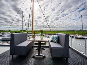 Waterlodge Blue Island on jetty for 4 people
